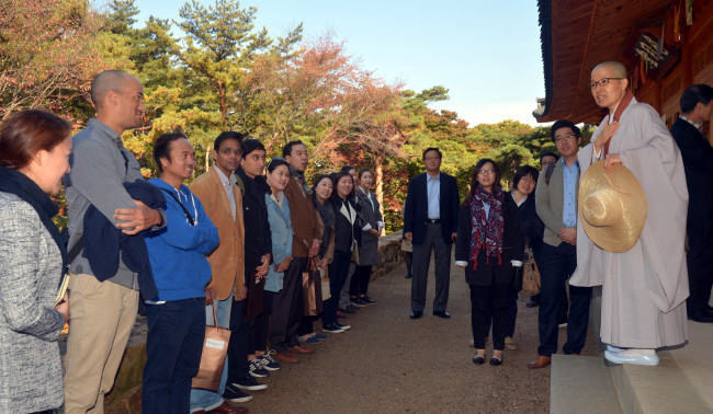 Foreign journalists attend the Templestay program organized by Jingwansa Temple in Seoul. (Kim Myung-sub /The Korea Herald)