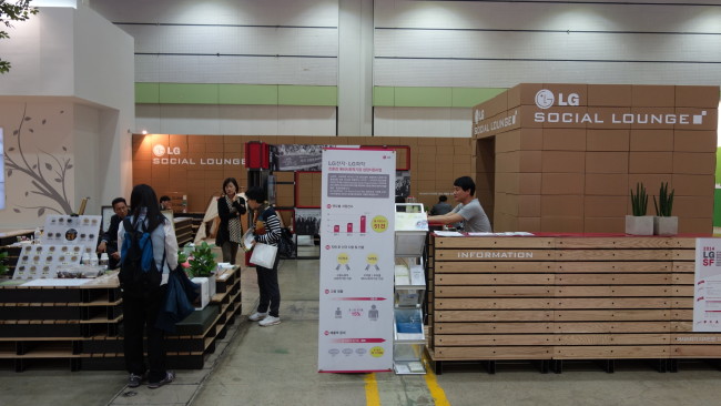 LG Electronics introduces environmentally friendly products in partnership with social enterprises at the 2014 Eco-Expo Korea in Seoul. (LG Electronics)