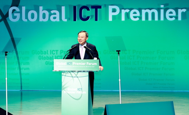 KT CEO Hwang Chang-gyu delivers a keynote speech on the importance of developing a start-up nation at the Global ICT Premier Forum in Busan on Monday. (KT)