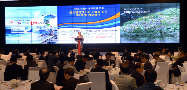 Herald Corp. CEO Lee Young-man makes a speech at the Creative Economy Forum hostedby the company in Seoul on Tuesday. Industry executives discussed how to spur growth through technological innovation and research and development at the third annual forum. (Park Hyun-koo/The Korea Herald)