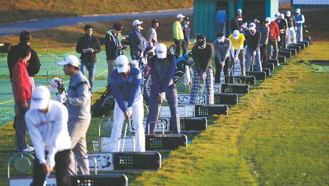 Players tee off to warm up for the Pro-Am competition of the Herald-KYJ Tour Championship at Lotte Skyhill Jeju Country Club on Wednesday. (Park Hae-mook/The Korea Herald)