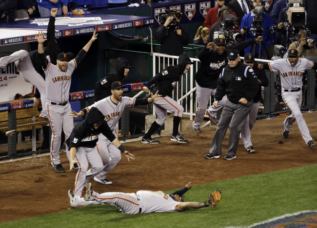 San Francisco Giants third baseman Pablo Sandoval celebrates after catching the final out of Game 7. (AP-Yonhap)