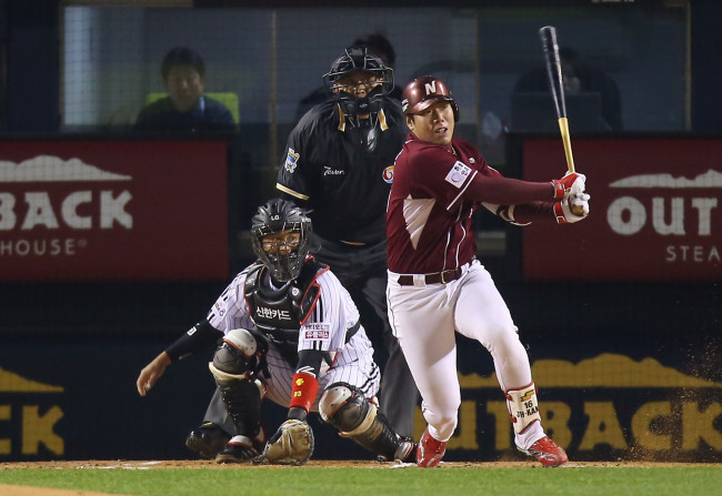 Nexen’s Kang Jung-ho set a league single-season record for a shortstop with 40 home runs. (Yonhap)