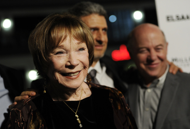 Shirley MacLaine, a cast member in “Elsa & Fred,” poses with producers Jose Levy (center), and Ed Saxon at the premiere of the film at Sundance Cinemas in West Hollywood, California, Oct. 28. (AP-Yonhap)