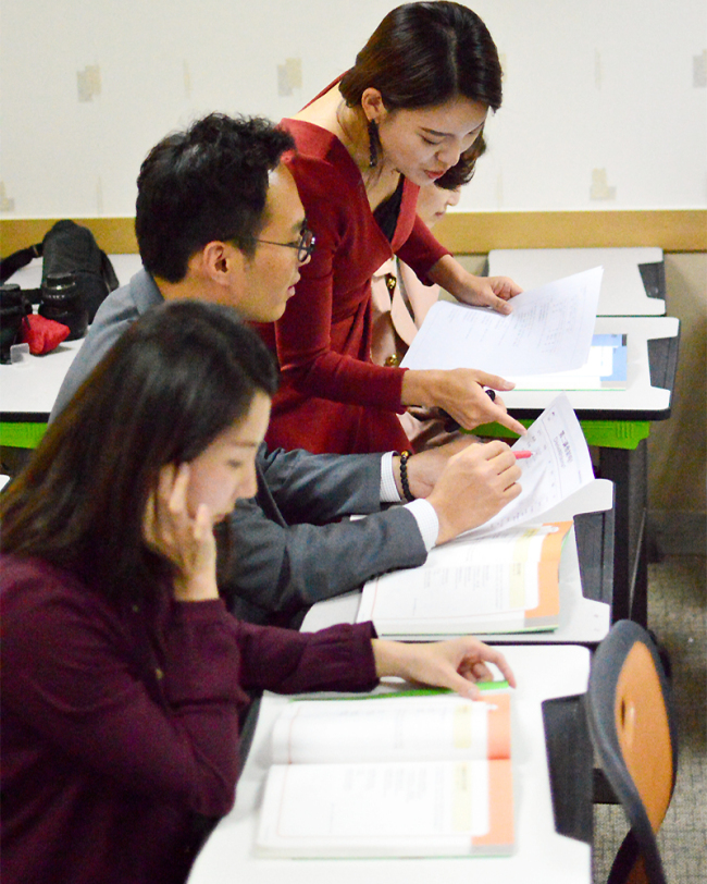 Students attend a Chinese class at YBM, a private institute in Jongno-gu, Seoul. (YBM education)