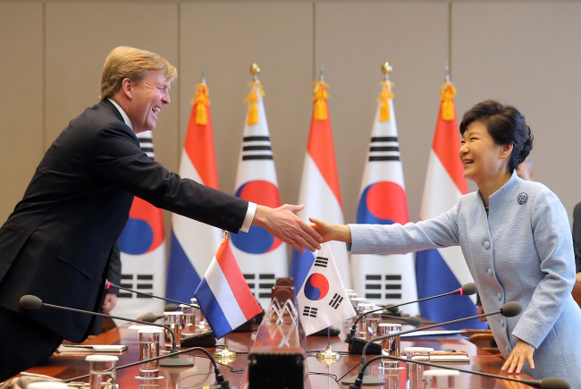 President Park Geun-hye shakes hands with Dutch King Willem-Alexander during their meeting at Cheong Wa Dae on Monday. Yonhap