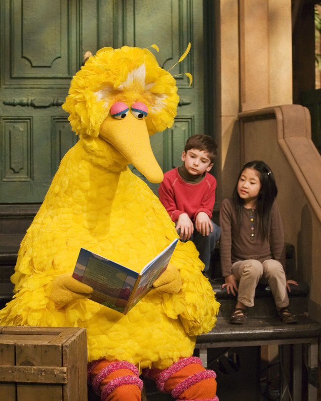 Muppet character Big Bird reads to Connor Scott and Tiffany Jiao during a taping of the children’s program “Sesame Street” in New York on April 10, 2008. (AP-Yonhap)