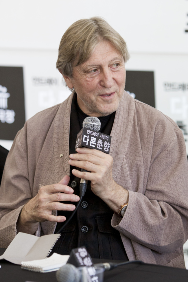 Director Andrei Serban speaks at a news conference on a new changgeuk production “Andrei Serban’s Different Chunhyang” in Seoul on Wednesday. (National Theater of Korea)