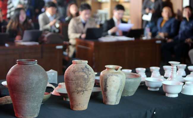 Ceramics recovered from a shipwreck off Mado Island are on display during a press conference in Taean, South Chungcheong Province, Wednesday. (Yonhap)