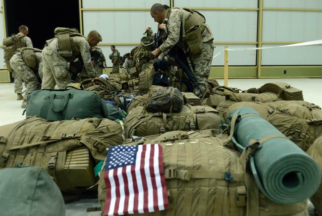 U.S. Marines arrange their equipment as U.S. troops arrive in Kandahar after their withdrawal from the Camp Bastion-Leatherneck complex in Helmand province on Oct. 26. (AFP-Yonhap)