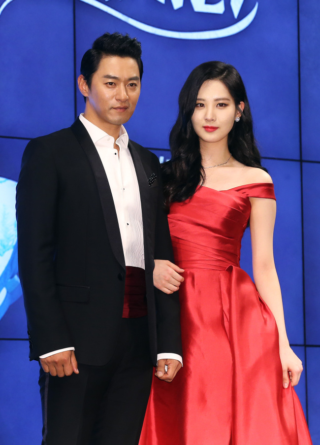 Girls’ Generation’s Seohyun poses with actor Joo Jin-mo at a press conference in Seoul on Monday. The two will star as Scarlett O’Hara and Rhett Butler in the musical “Gone with The Wind.” (Yonhap)