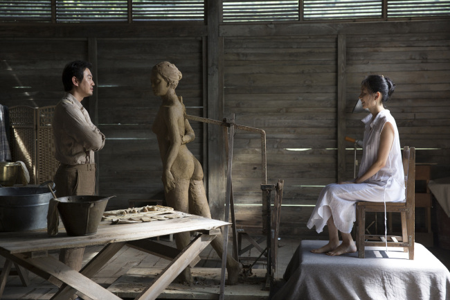 Sculptor Jun-koo (Park Yong-woo) and his model Min-kyung (Lee Yoo-young) in a scene from “Late Spring” (Studio Hook)