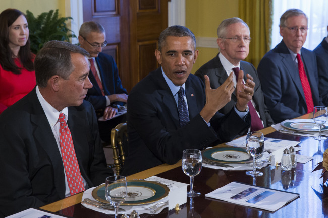 U.S. President Barack Obama speaks with House Speaker John Boehner (left) and Senate Majority Leader Harry Reid (right) in the Old Family Dining Room of the White House in Washington, D.C., Friday. (AP-Yonhap)