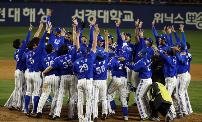 Samsung Lion's players celebrate their win of the Korean Series on Tuesday. (Yonhap)