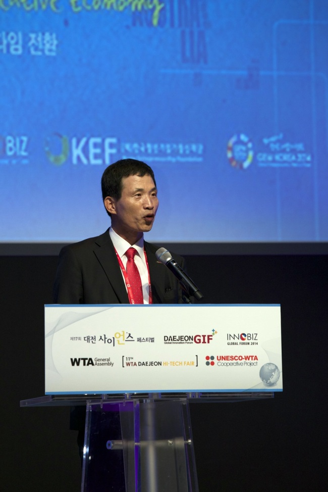 Innobiz Association chairman Seong Myeong-ki delivers a welcoming speech at the Daejeon Global Innovation Forum, held in Daejeon on Wednesday. (Innobiz Association)