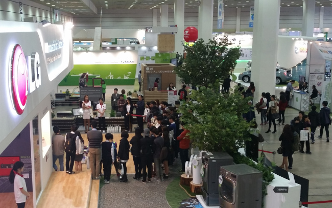 Spectators gather at a booth where green tech-integrated products are showcased during the Eco-Expo Korea 2014 at Coex in Samseong-dong, Seoul, in late October. (KEITI)