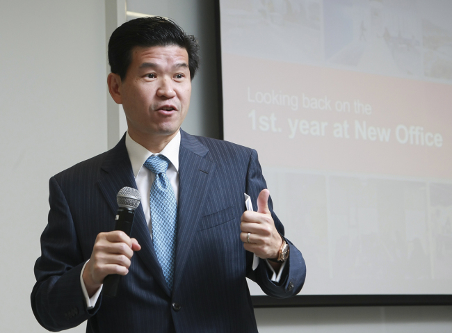 Microsoft Korea CEO James Kim speaks on the outcome achieved through the software firm’s initiative to build a digital workplace based on mobile and cloud technology in Seoul on Thursday. (Microsoft)