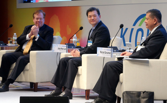 Marzuki Darusman (right), the U.N. special rapporteur on human rights in North Korea; Robert King (left), the U.S. special envoy for North Korean human rights issues; and Lee Jung-hoon, Seoul’s ambassador for human rights, take part in the fourth Chaillot Human Rights Forum hosted Thursday in Seoul by the state-run Korea Institute for National Unification. (Yonhap)