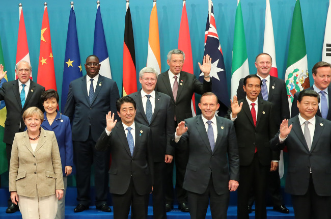 President Park Geun-hye (left, second row), Chinese President Xi Jinping (right, first row), Japanese Prime Minister Shinzo Abe (second from left, first row), German Chancellor Angela Merkel (left, first row) and other world leaders wave at the Group of 20 summit on Saturday in Brisbane, Australia. (Yonhap)