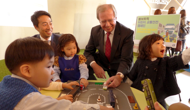 Swedish Ambassador Lars Danielsson and trade commissioner Johan Chun pose with children at the“2014 Sweden Kids Week Seoul” at Dongdaemun History and Culture Park in Seoul last week. (Joel Lee/The Korea Herald)