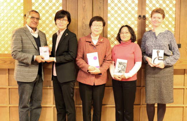 The winners of the 12th Korean Literature Translation Award pose for a photo at the news conference before the awards ceremony in Seoul, Monday. From left: Mahmoud Abdel Ghaffar, Cho Hee-sun, Suh Ji-moon, Im Yun-jung and Maria Kuznetsova. ( LTI Korea)