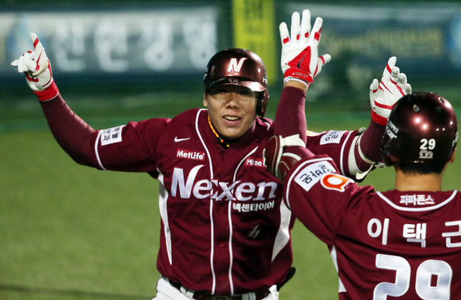 Nexen’s Kang Jung-ho finished third in the MVP voting. (Yonhap)