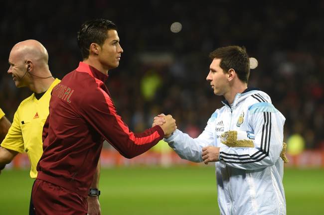 Argentina’s Lionel Messi (right) shakes hands with Portugal’s Cristiano Ronaldo ahead of their international friendly in Manchester, England, Tuesday. The two stars only played the first half as Portugal won 1-0. (AFP-Yonhap)