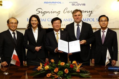 Hyundai Glovis CEO Kim Kyung-bae (third from right) with Adam Byglewski, the founder of Adampol S.A (fourth from right), at a signing ceremony.