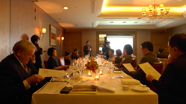 5.4 Club members discuss ways to promote Korean cuisine to the world at their year-end meeting at JW Marriot Hotel last Thursday. (Joel Lee/The Korea Herald)