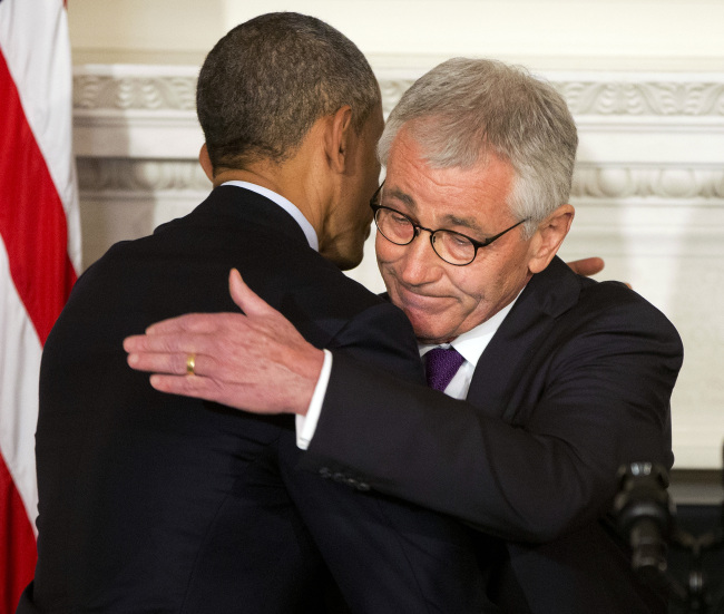 President Barack Obama (left) and Defense Secretary Chuck Hagel embrace after speaking about Hagel’s resignation during an event in the State Dining Room of the White House in Washington on Monday. (AP-Yonhap)