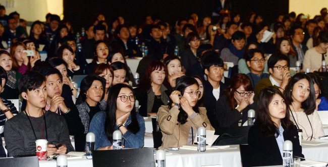 The audience listens to a speaker at the Herald Design Forum 2014. (Ahn Hoon/The Korea Herald)