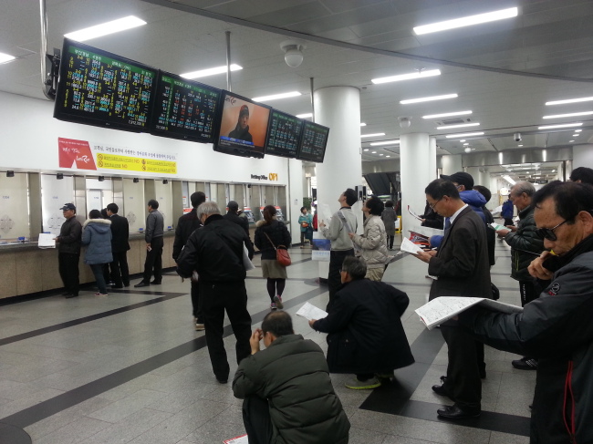 Punters watch the screens inside one of the grandstand buildings at Seoul Racecourse Park in Gwacheon Friday.