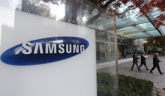 Employees are seen walking outside of Samsung Group’s Seocho headquarters in Southern Seoul. (Yonhap)