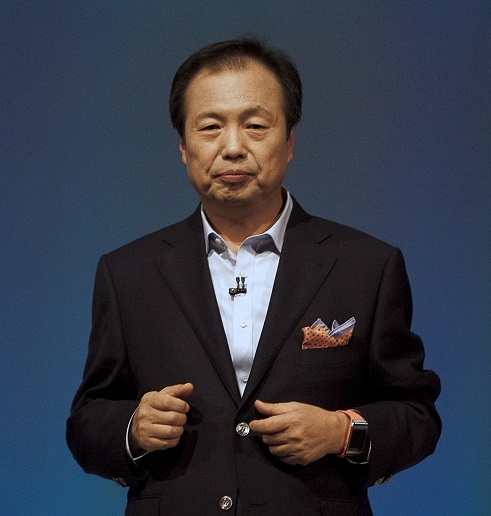 Shin Jong-kyun, chief executive of the mobile business unit (Bloomberg)