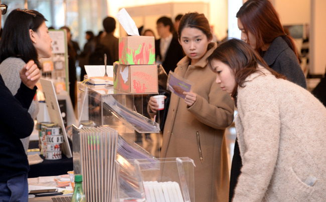 Visitors examine design items at the Herald Design Market in Dongdaemun Design Plaza in Seoul. (Park Hyun-koo/The Korea Herald)