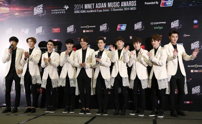 South Korean music band EXO pose for the photographers after winning the Album of the Year at the 2014 Mnet Asian Music Awards in Hong Kong on Thursday. (AP-Yonhap)