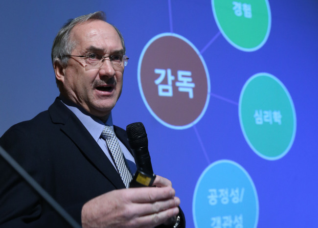 Korea head coach Uli Stielike gives a lecture on soccer leadership during a conference in Paju, Gyeonggi Province, Thursday. (Yonhap)