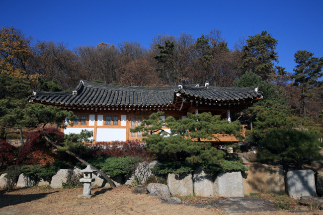 The royal residence of the Joseon era (1392-1910) welcomes visitors to stay overnight and experience Korean lifestyle and culture. It was built on what is now the Sungkyunkwan University in Seoul, but then relocated to Yeoncheon, Gyeonggi Province. (The Korea Tourism Organization)