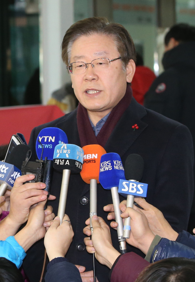 Seongnam FC owner Lee Jae-myung speaks to reporters on Friday. (Yonhap)