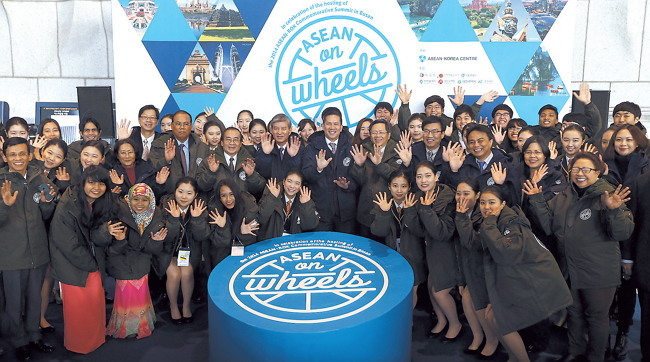 Participants, including secretary-general of ASEAN-Korea Center Chung Hae-moon and diplomats from ASEAN, posed for a photograph marking the launch of the “ASEAN on Wheels” tourism promotion event at the Korea Press Center in Seoul on Wednesday. The event was a prelude to the ASEAN-Korea Commemorative Summit, which will be held at Busan Exhibition and Convention Center on Dec. 11 and 12. Ten buses, decorated with images of ASEAN’s cultural and natural heritage, will travel across cities in Korea until Dec. 13. The buses started in Seoul and will travel through Gyeonggi Province, Cheongju, Daejeon, Gwangju and Ulsan, before finally arriving in the host city of Busan. (Yonhap)