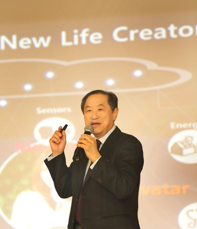 LG Uplus vice chairman Lee Sang-chul makes a presentation about fifth-generation mobile networks at a press conference in Seoul on Friday. (LG Uplus)