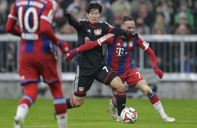 Leverkusen’s Son Heung-min (left) and Bayern’s Franck Ribery vie for the ball on Saturday. (AP-Yonhap)