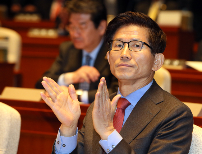 Kim Moon-soo, chairman of the Saenuri Party’s reform committee, applauds at a general meeting of party lawmakers at the National Assembly on Monday. (Yonhap)
