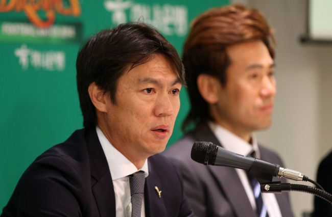 Hong Myung-bo speaks during a press conference on Monday. (Yonhap)