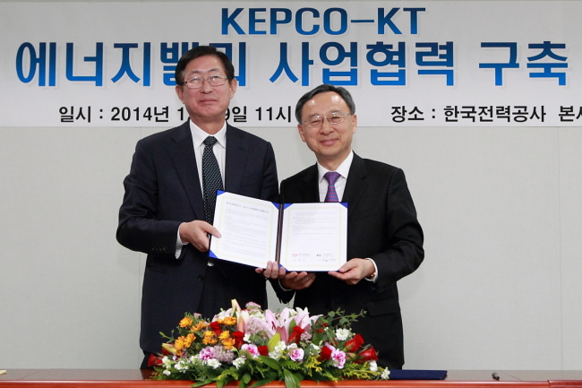 KT chief executive Hwang Chang-gyu (right) and KEPCO president Cho Hwan-eik pose after singing the memorandum of understanding for creating the smart energy ecosystem Tuesday in Naju, South Jeolla Province. (KT Corp.)