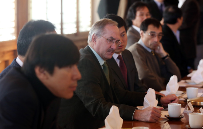 Korea head coach Uli Stielike meets with head coaches of South Korean professional soccer teams over lunch in Seoul on Tuesday. (Yonhap)