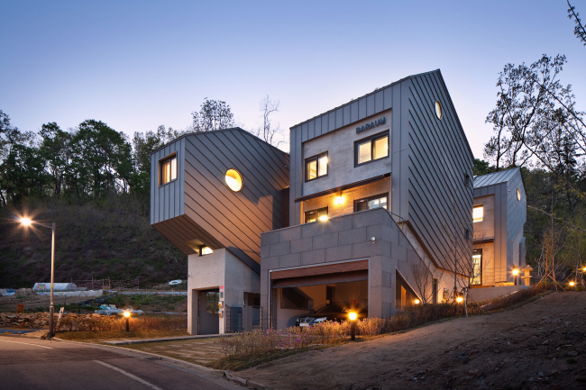 The night view of Baraum, the three-story detached house in Yongin, Gyeonggi Province, is one of the latest modern residential houses with unique and efficient design. The house, designed by architect Lee Ki-ok of Phillip Architects, won the Korea Architecture Award in 2013. (Phillip Architects)