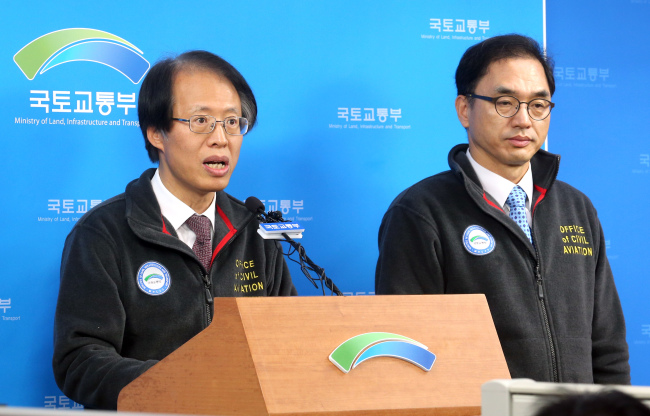 Senior aviation safety official Kwon Yong-bok (left) speaks at a news conference on Tuesday. (Yonhap)