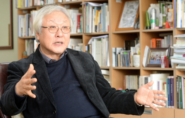 Lee Pang-soo, a ninth-generation descendent of Lee Sang-jeong, a prominent 18th-century Joseon scholar, speaks during an interview with The Korea Herald in Andong, North Gyeongsang Province. (Ahn Hoon/The Korea Herald)