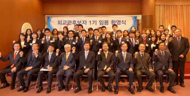 Foreign Minister Yun Byung-se (center, front row) and newly minted diplomatic officers pose for a photo at the first graduation ceremony of the Korea National Diplomatic Academy on Wednesday at the Ministry of Foreign Affairs. (Joel Lee/The Korea Herald)